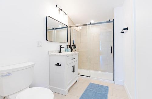 Oak Square House | 154R Newley Renovated Sunny Spacious Quite Apartment in Brighton