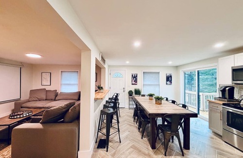 Southington House | #16 *A COZY GETAWAY* 4BED/3BATH HOME W/FIRE PIT