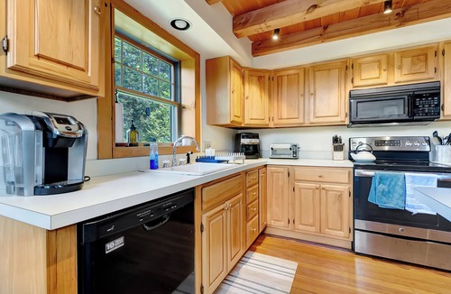 Weston House | 18+ acres! Sun drenched 5 bedroom. 12 min from Okemo! VAST trails 5 min away!