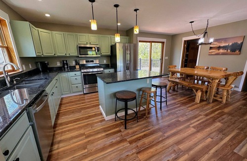 Bretton Woods Cottage | 1800ml - As Seen on TV 1 Mile From Skiing, Great Views, hot Tub, Fire Pit, Beach! Pool gym Passes