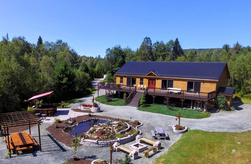 Bretton Woods Cottage | 1800ml - As Seen on TV 1 Mile From Skiing, Great Views, hot Tub, Fire Pit, Beach! Pool gym Passes