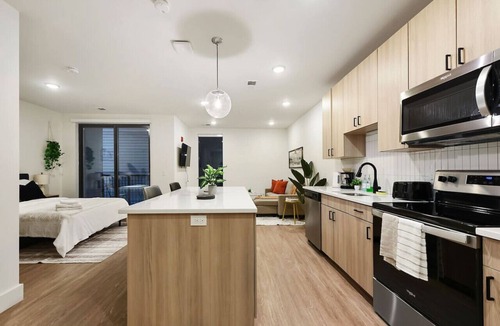 East Liberty Apartment | 1BR/1BA with Gym Access Near UPMC & Carnegie Uni.