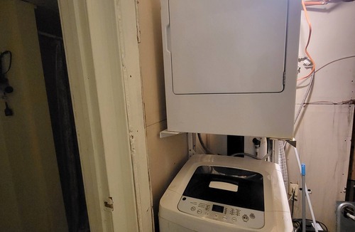 The Hill Apartment | 1br apartment within walking distance from Cedar and York St