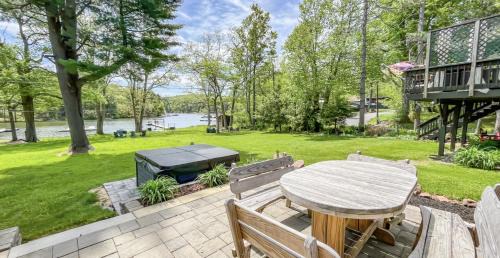 North Glade Hills House | 2 Adjacent Houses Rented Together