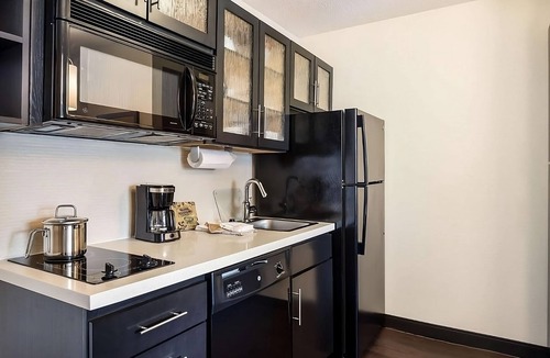 North Olmsted Hotel | 2 Affordable Units! Near Cleveland Hopkins International Airport, Pets Allowed