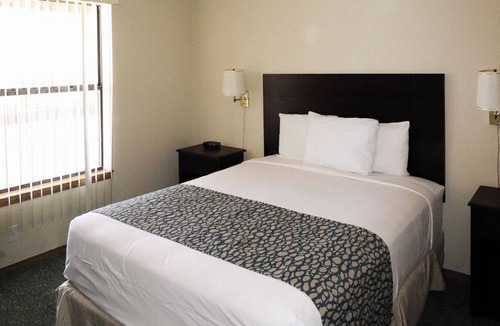 Kimberling City Condo | 2 - BD Lakeview Economy Suite 2B3