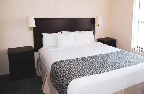 Kimberling City Condo | 2 - BD Lakeview Economy Suite 2B3