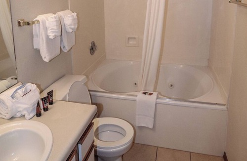 Kimberling City Condo | 2 - BD Lakeview Economy Suite 2B3