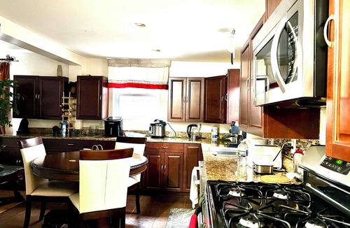 Falls Church House | 2 Bdrm Aloha home Falls Church
