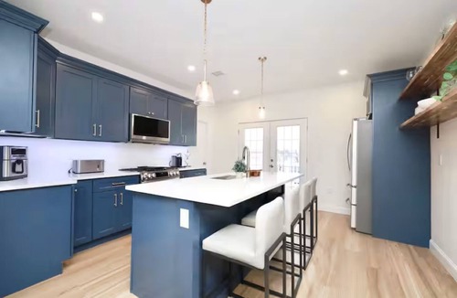 Malden Apartment | 2 bed - 2 bath - Parking - King beds - Laundry