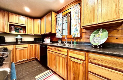 Bristol Cabin | 2 Bed/2 Bath- pets welcome