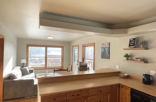 Homer Apartment | 2 bed with amazing views of bay & glacier, hot tub, private deck & fish storage