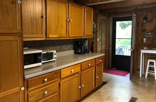 Richmond Cottage | 2 Bedroom, 1 & 1/2 bath Waterfront Cottage on Pleasant Pond