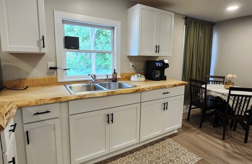 Huntsburg Apartment | 2 bedroom apartment in the beautiful Middlefield countryside!