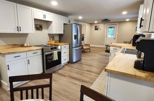 Huntsburg Apartment | 2 bedroom apartment in the beautiful Middlefield countryside!