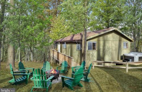 The Woods House | 2-bedroom cabin, with a Fireplace, PS5, BBQ, fitness room, and a private hot tub