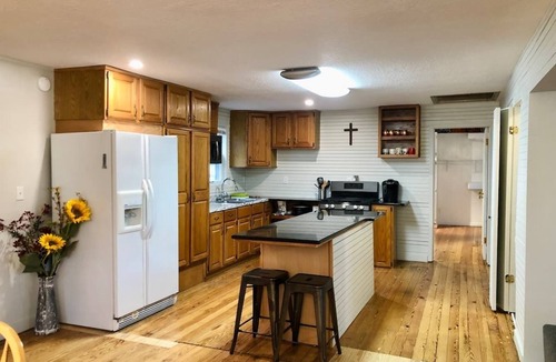 Shawnee House | 2 Bedroom Cottage, large front yard, pets welcome, great location