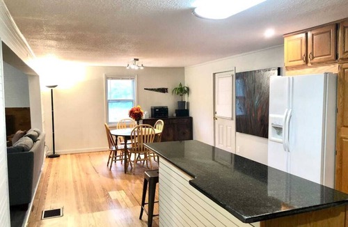 Shawnee House | 2 Bedroom Cottage, large front yard, pets welcome, great location