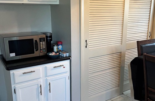 Manchester House | 2-bedroom main floor with AC in charming Ballwin