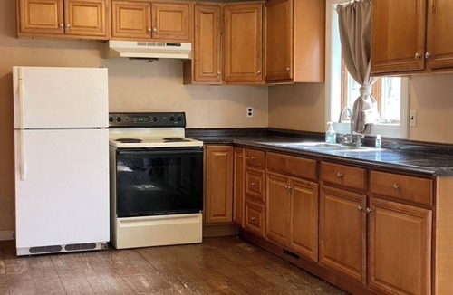 Hubbardston House | 2 Bedroom Spacious Cottage on pond