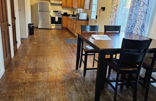 Hubbardston House | 2 Bedroom Spacious Cottage on pond