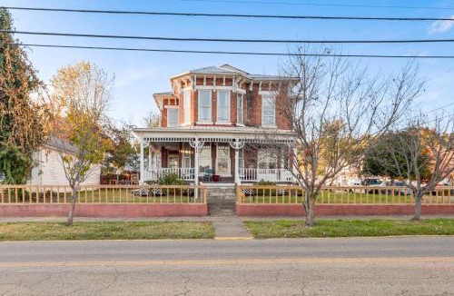 Gallipolis House | 2 Blocks to Ohio River! Historic Victorian Gem