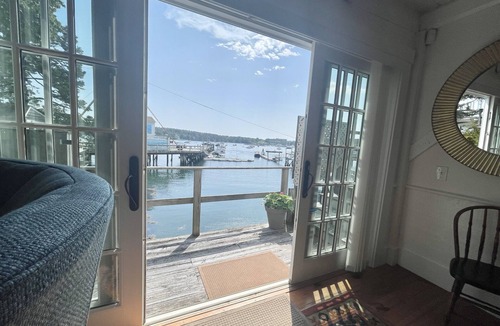 Manset Apartment | 2 BR On The Water in a 1830s Dockhouse! [Main Sul]