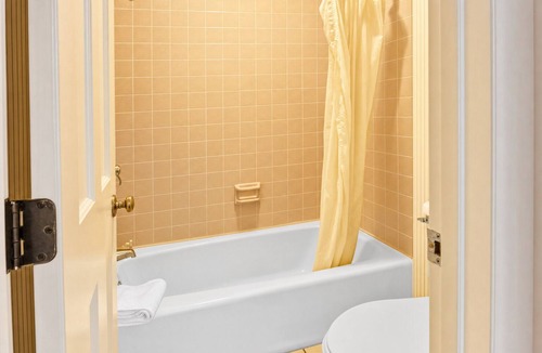 Lewisburg Hotel | 2 Comfortable Family-Friendly Stays | Near I-64, Trails and Attractions