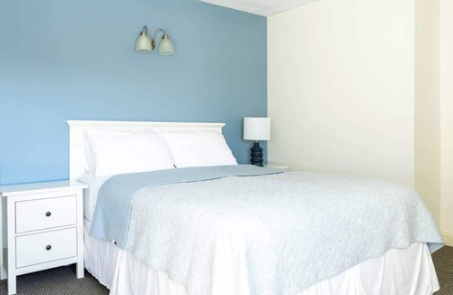 Middletown Hotel | #2 | Comfy Room w/Queen-bed