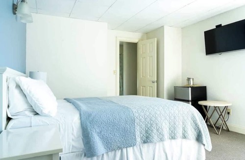 Middletown Hotel | #2 | Comfy Room w/Queen-bed