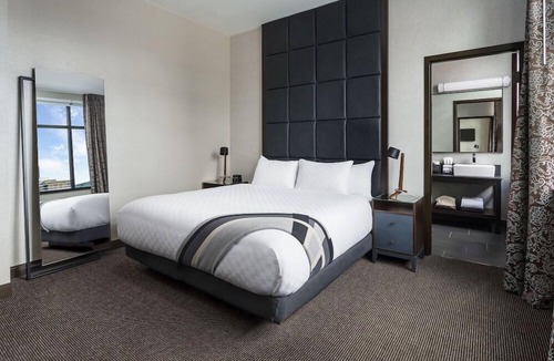 Downtown Pittsburgh Hotel | 2 Connecting Suites at a 4⭐️ Hotel