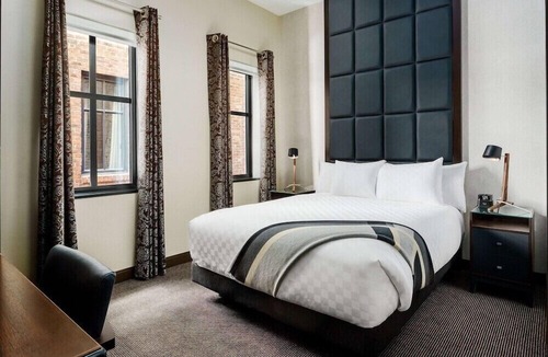 Downtown Pittsburgh Hotel | 2 Connecting Suites at a 4⭐️ Hotel