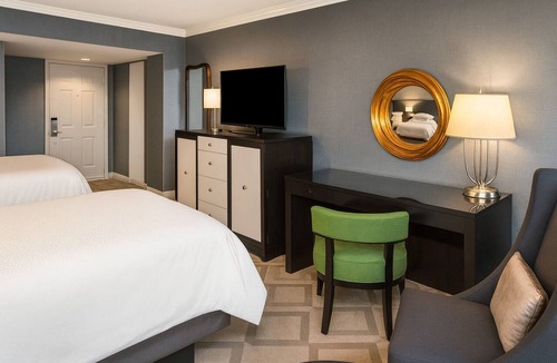West End Hotel | 2 Deluxe Double Room at The Melrose Georgetown Hotel