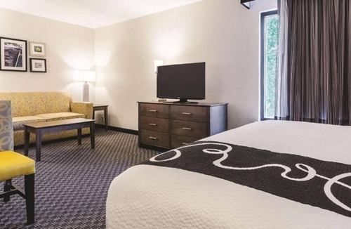Myrtle Beach Hotel | 2 Double Bed Deluxe Rm at La Quinta Inn by Wyndham Myrtle Beach - N Kings Hwy
