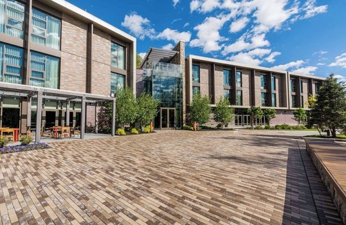 Ossining Hotel | 2 Double Rooms | Cozy Escape with Convenient Access to Downtown Spots
