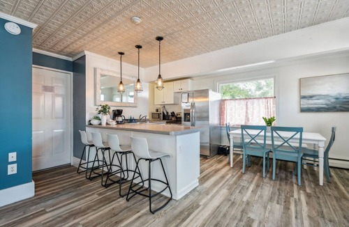 Hampton House | 2 Family | Walk to Beach | Parking | Yard