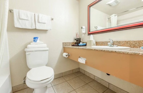 San Clemente Hotel | 2 Lodging with Free Parking | Beachside & Near Lake | 2 Queen Beds