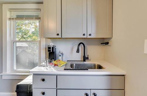 Lincoln Park Apartment | 2 Mi to Uptown: Centrally Located Kingston Apt!