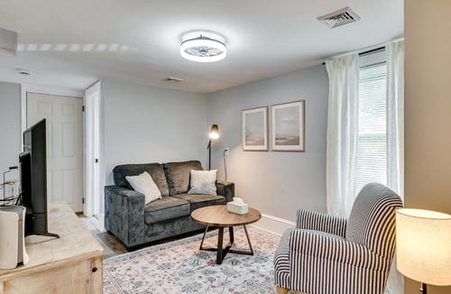 Lincoln Park Apartment | 2 Mi to Uptown: Centrally Located Kingston Apt!