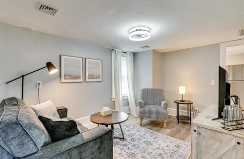 Lincoln Park Apartment | 2 Mi to Uptown: Centrally Located Kingston Apt!