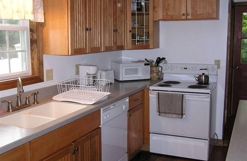 Westbrook Center Cottage | 2 mins/350 ft walk to West Beach, relaxing 3-BR sleeps 8 cottage with large yard
