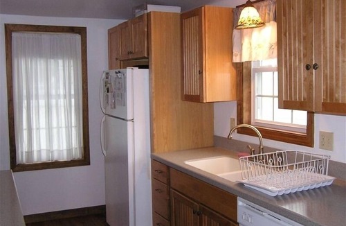 Westbrook Center Cottage | 2 mins/350 ft walk to West Beach, relaxing 3-BR sleeps 8 cottage with large yard