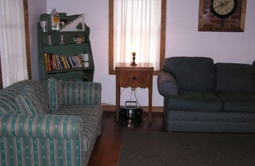 Westbrook Center Cottage | 2 mins/350 ft walk to West Beach, relaxing 3-BR sleeps 8 cottage with large yard