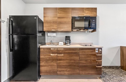 Jonesboro Hotel | 2 Pet-Friendly Jonesboro Accommodations w/Kitchenette | Free On-Site Parking