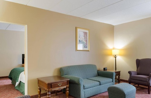 Smithfield Hotel | 2 Pet-Friendly Rooms | Free Parking, Breakfast & Onsite Outdoor Pool Access