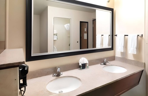 Rio Grande Hotel | 2 Pet-Friendly Units w/Free Breakfast, Airport Shuttle & Indoor Pool Access