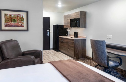 Jonesboro Hotel | 2 Queen Accommodation near University Museum | Free On-Site Parking!