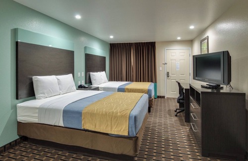 Fort Worth Hotel | 2 Queen Beds Kitchenette Non Smoking - Scottish Inns, Microwave, Free Parking