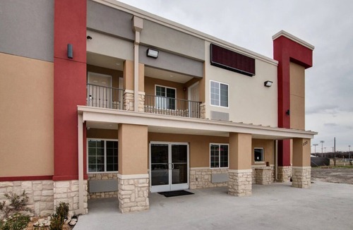 Fort Worth Hotel | 2 Queen Beds Kitchenette Non Smoking - Scottish Inns, Microwave, Free Parking