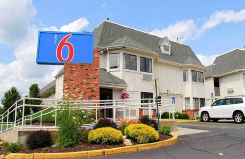Enfield Apartment | 2 Queen Beds|Non-Smoking,Micfridge